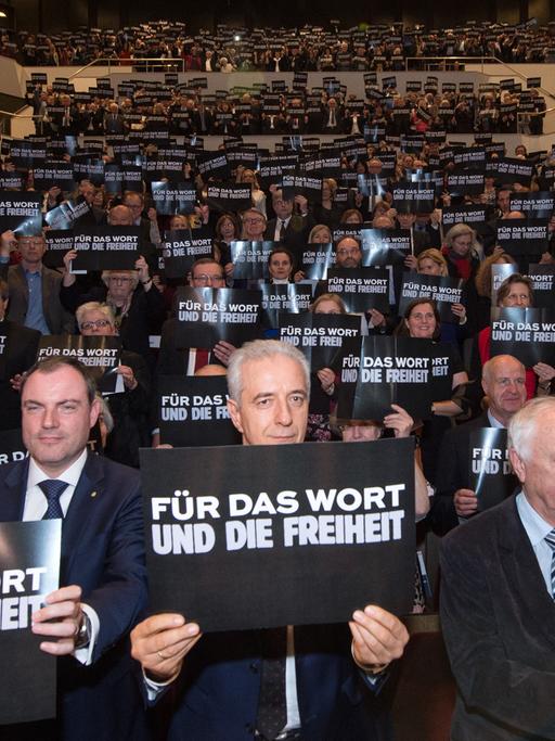 Bei der Verleihung des Preises zur Europäischen Verständigung im Leipziger Gewandhaus halten die Anwesenden Schilder mit der Aufschrift "Für das Wort und die Freiheit" hoch. Damit soll auf die Bedeutung der Pressefreiheit hingewiesen werden.