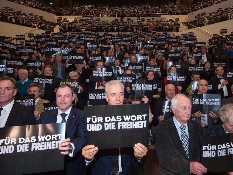 Bei der Verleihung des Preises zur Europäischen Verständigung im Leipziger Gewandhaus halten die Anwesenden Schilder mit der Aufschrift "Für das Wort und die Freiheit" hoch. Damit soll auf die Bedeutung der Pressefreiheit hingewiesen werden.