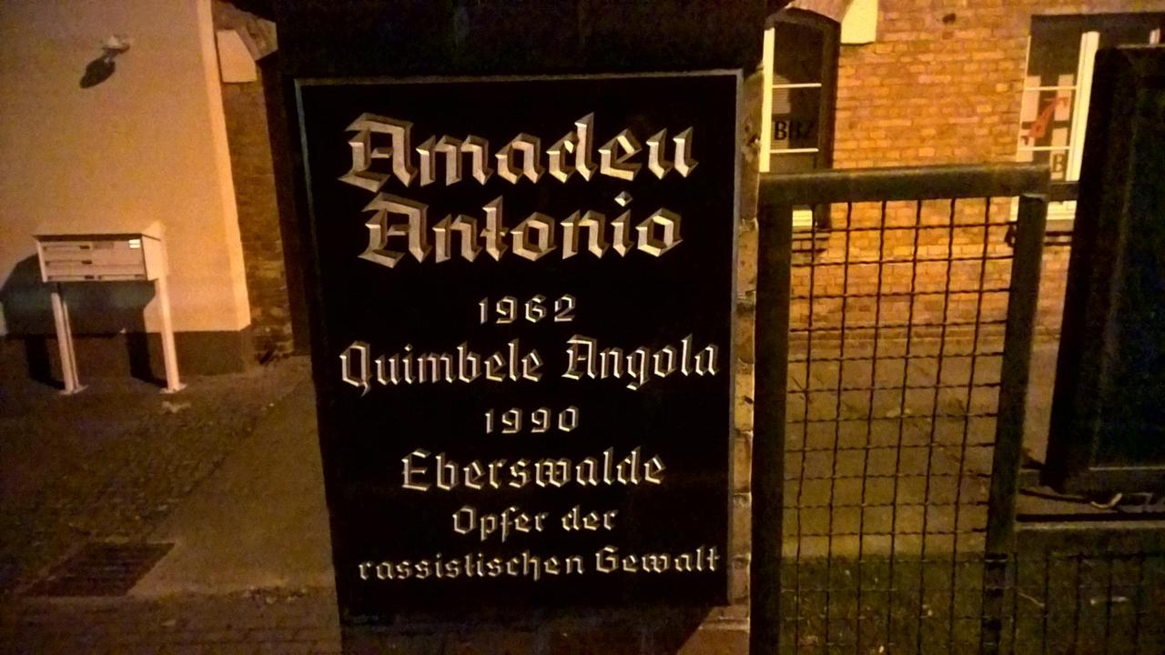 Eine Gedenktafel erinnert an den ermordeten Amadeu Antonio