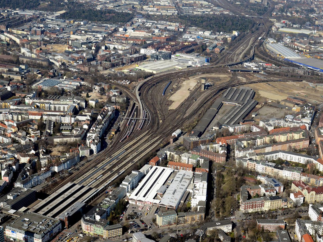 Das Luftbild zeigt das Projektgebiet Mitte Altona zwischen dem Bahnhof Altona (unten links) und dem S-Bahnhof Diebsteich (oben rechts) in Hamburg.