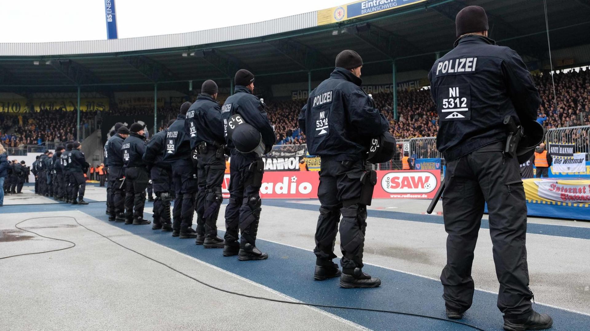Polizeibeamte bewachen im November 2016 das Spiel zwischen Eintracht Braunschweig und Hannover 96.