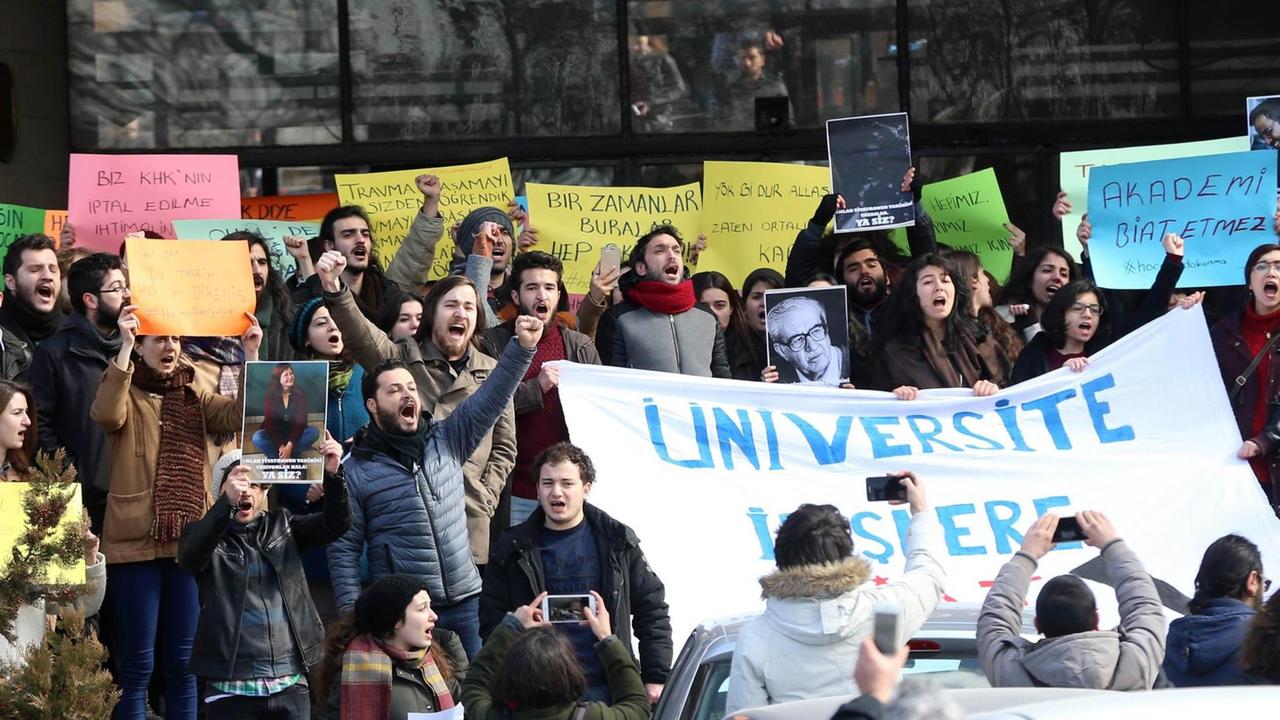 Lehrer und Studenten bei Protesten in Ankara gegen die Entlassungswelle von Lehrern.