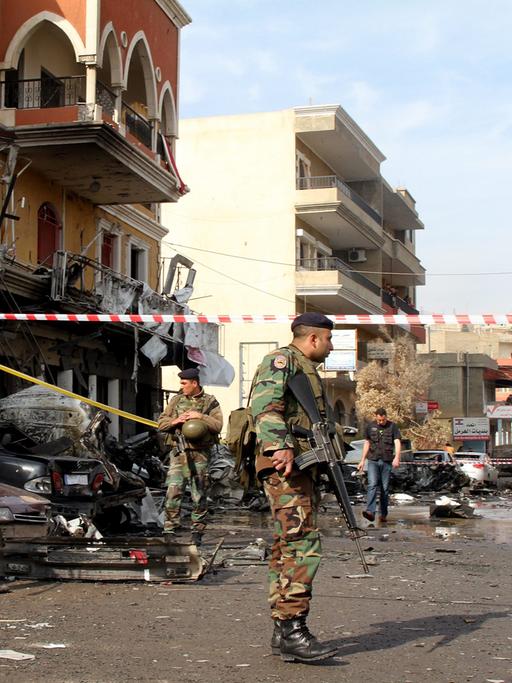 Libanesische Soldaten sperren den Anschlagsort nach einer Bombenexplosion vor einem Regierungsgebäude am 16. Januar 2014 in der Stadt Hermel nahe der syrischen Grenze ab.