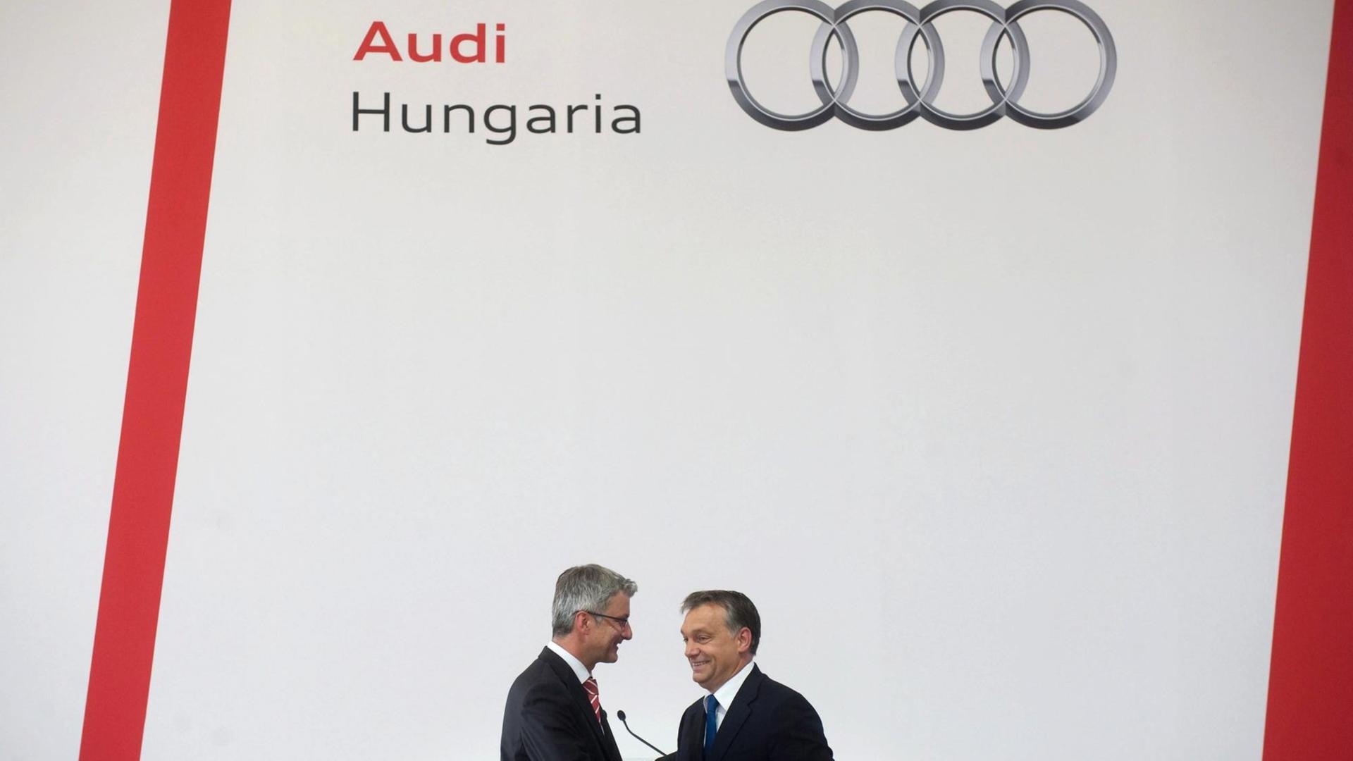 2013: Ungarns Premierminister Viktor Orban und Rupert Stadler, damals Vorstandsvorsitzender der Audi AG, geben gemeinsam Startschuss für ein Audi-Projekt in Ungarn