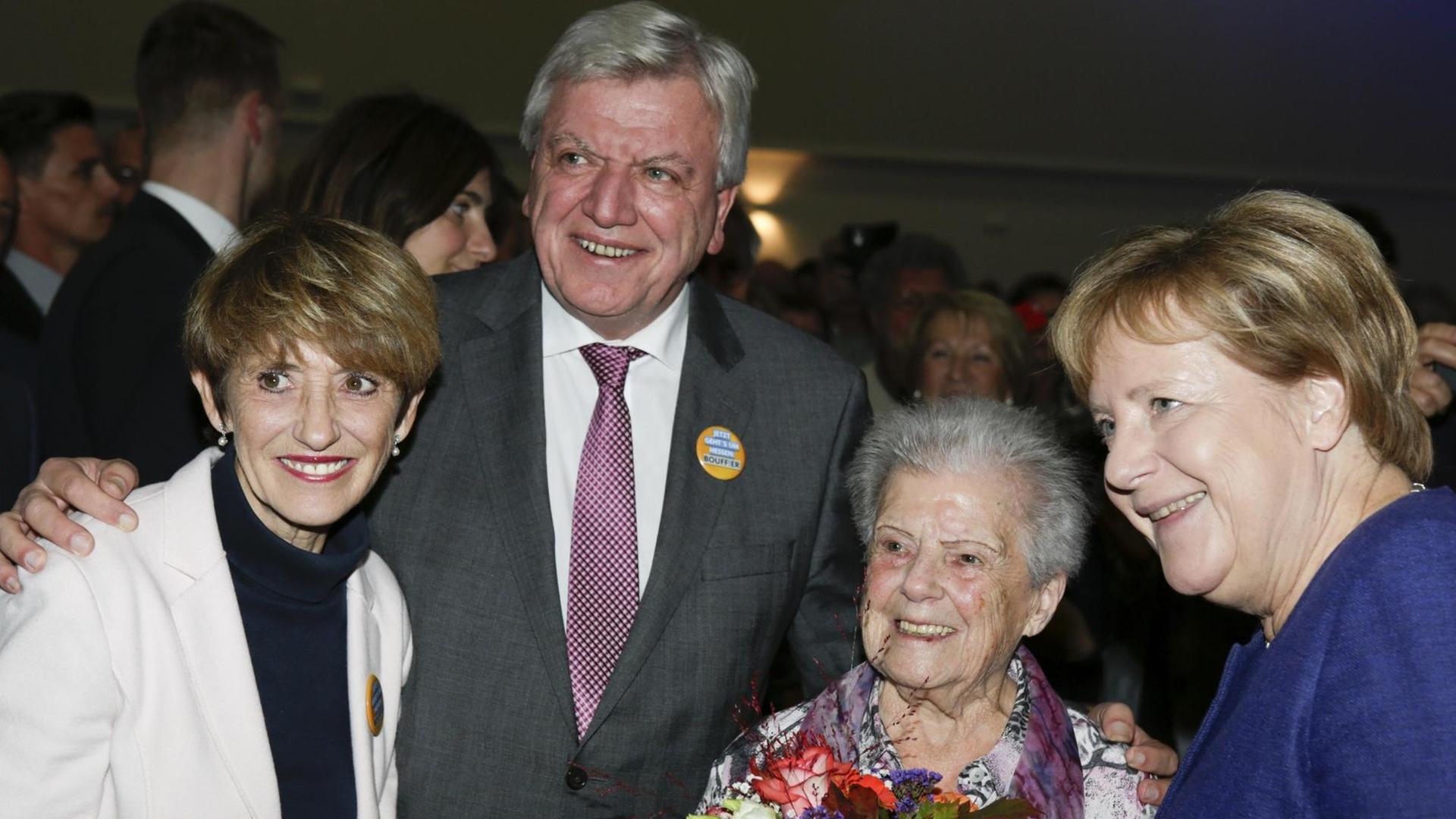 Merkel und Bouffier mit Frau Ursula (links) beim gemeinsamen Fototermin mit Parteimitglied, Elisabeth Blank, die ihren 100. Geburtstag feierte