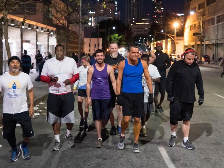 Die Laufgruppe des Skid Row Running Club in Los Angeles am noch du noch dunklen frühen Morgen.