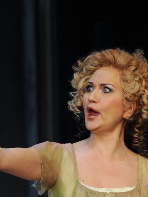 Simone Kermes als Fiordiligi in einer Szene aus Mozarts "Così fan tutte", 2013 in Moskau.