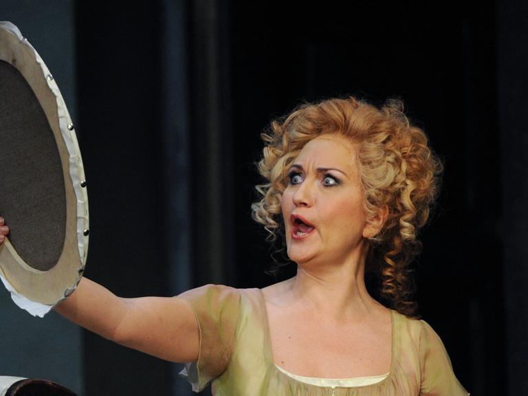 Simone Kermes als Fiordiligi in einer Szene aus Mozarts "Così fan tutte", 2013 in Moskau.