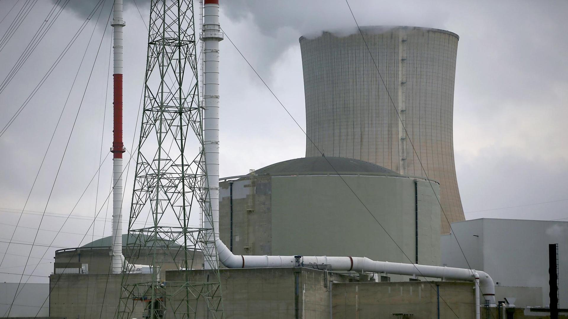 Das Atomkraftwerk Tihange fotografiert am 21.10.2015 bei Huy (Belgien).