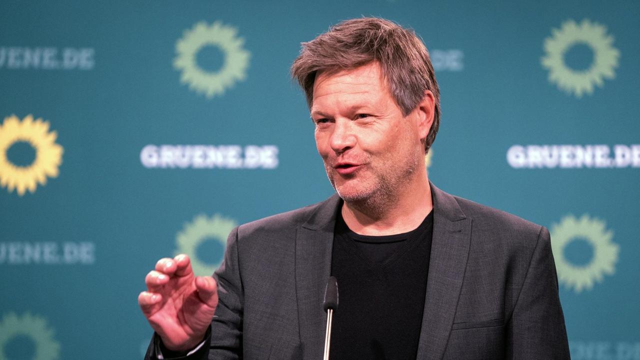 Robert Habeck, Bundesvorsitzender von Bündnis 90/Die Grünen, spricht bei der digitalen Pressekonferenz nach der Sitzung des Bundesvorstands seiner Partei zu den Medienvertretern. Robert Habeck, Bundesvorsitzender von Bündnis 90/Die Grünen, spricht bei der digitalen Pressekonferenz nach der Sitzung des Bundesvorstands seiner Partei zu den Medienvertretern.