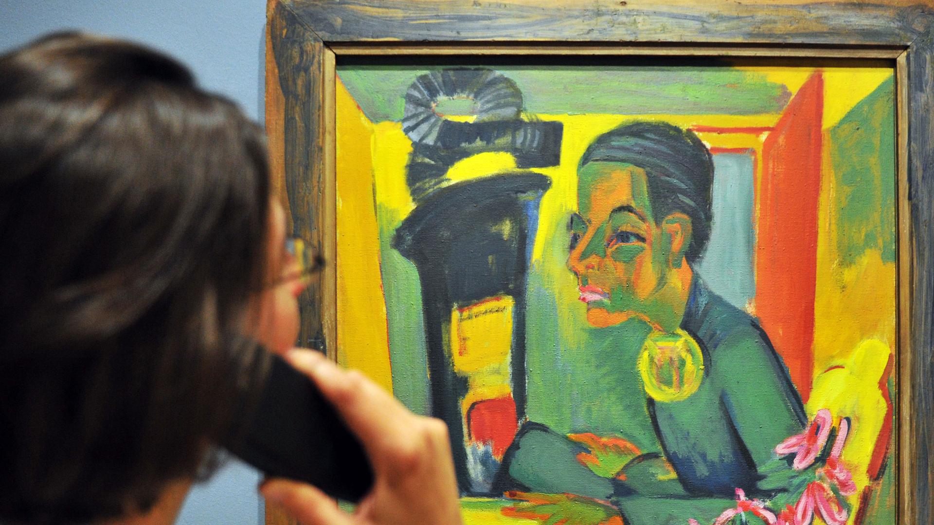 Besucherin der Kunsthalle Karlsruhe betrachtet ein Selbstbildnis von Ernst Ludwig Kirchner