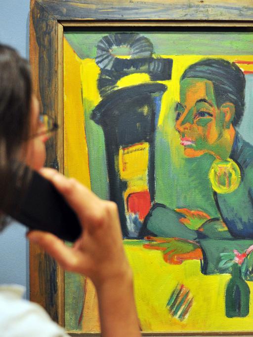 Besucherin der Kunsthalle Karlsruhe betrachtet ein Selbstbildnis von Ernst Ludwig Kirchner