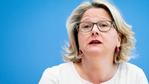 Bundesumweltministerin Svenja Schulze (SPD) vor einem blauen Hintergrund.