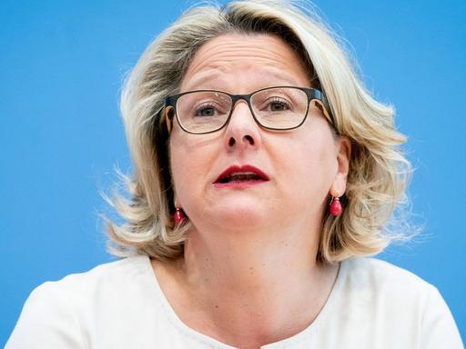 Bundesumweltministerin Svenja Schulze (SPD) stellt drei Gutachten zur möglichen Ausgestaltung eines CO2-Preises in der Bundespressekonferenz vor