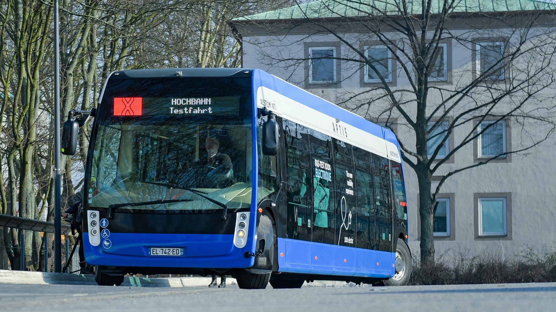 Die Hamburger Hochbahn testet im Februar 2018 den französischen Elektro-Bus Aptis für den zukünftigen Betrieb.