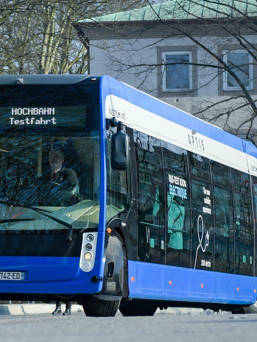 Die Hamburger Hochbahn testet im Februar 2018 den französischen Elektro-Bus Aptis für den zukünftigen Betrieb.