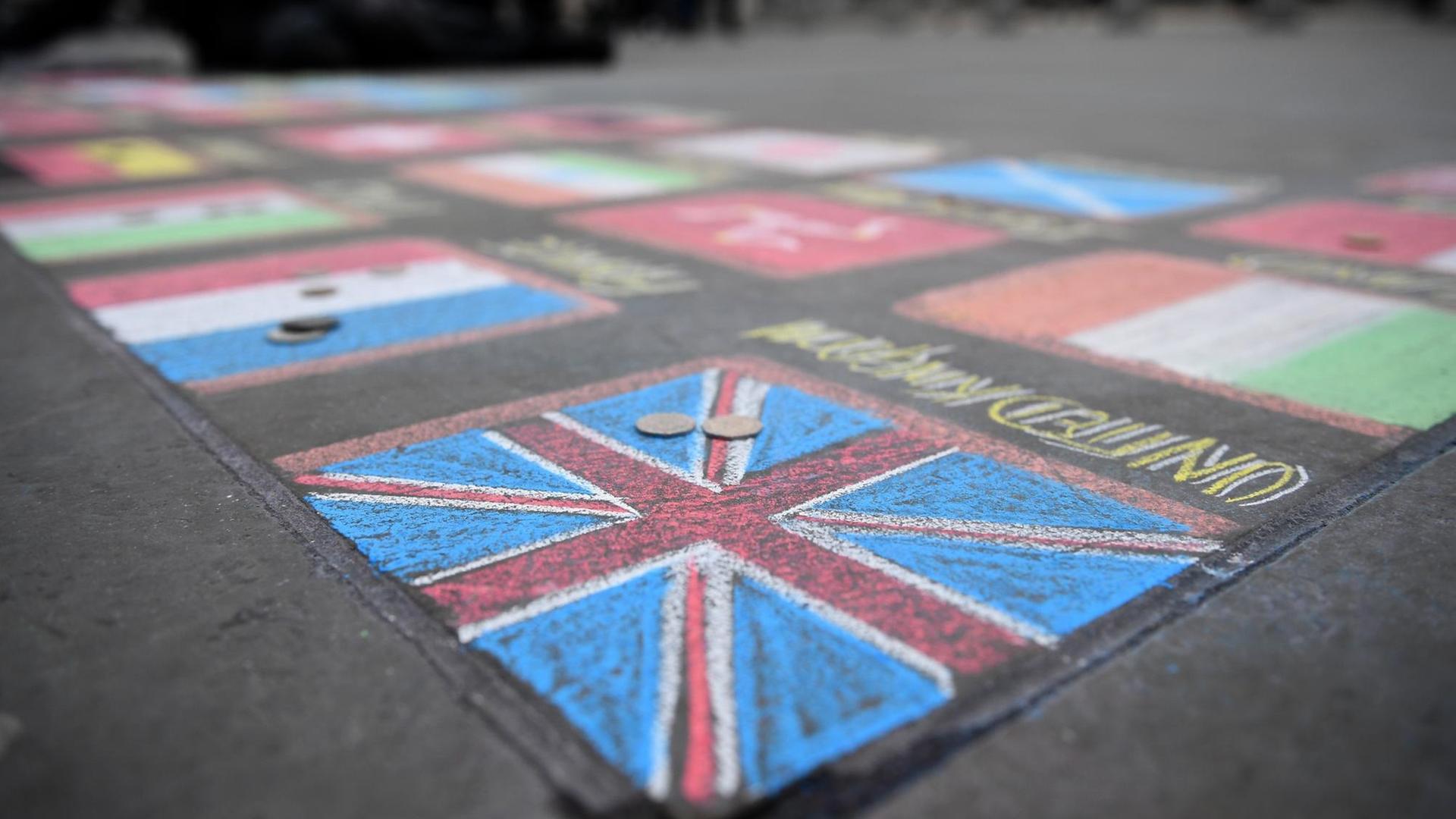 Mehrere europäische Flaggen sind mit Kreide auf den Boden vor dem britischen Parlament in London gemalt