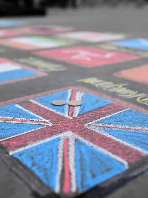 Mehrere europäische Flaggen sind mit Kreide auf den Boden vor dem britischen Parlament in London gemalt