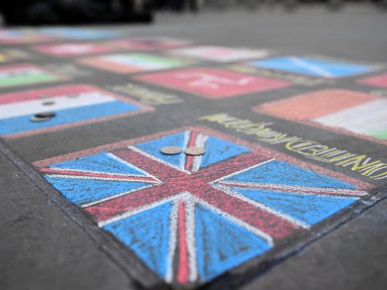 Mehrere europäische Flaggen sind mit Kreide auf den Boden vor dem britischen Parlament in London gemalt