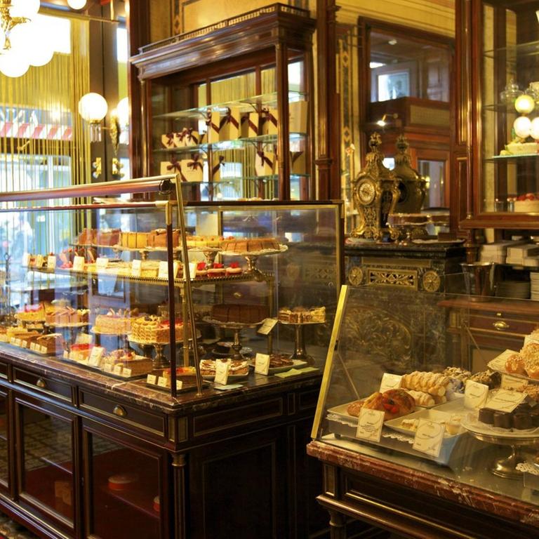 Die Auslage des Café Demel in Wien - seit 1874 mit dem Etikett "k. und k. Hofzuckerbäckerei"