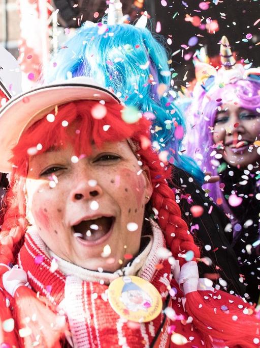 Verkleidete Frauen feiern Weiberfastnacht.
