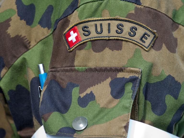 Ein Detail der Uniform von einem Soldaten der Schweizer Armee ist am Donnerstag (24.05.2012) in Konstanz während der TERREX 2012 zu sehen.