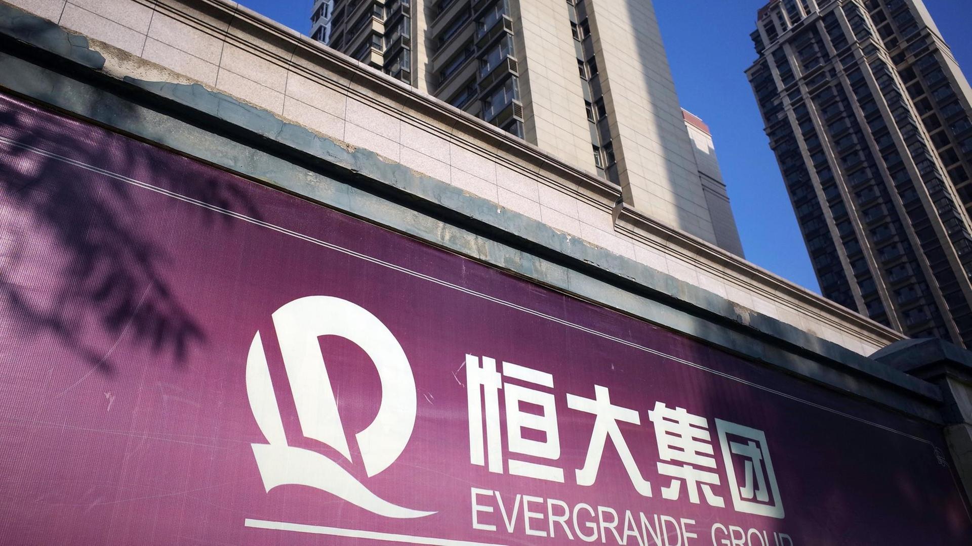 Das Hauptgebäude mit Schriftzug des chinesischen Immobilienkonzerns Evergrande in Shenzhen, China