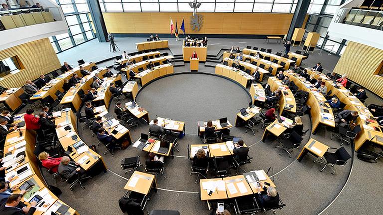 Das Bild zeigt das Plenum des Thüringer Landtags von oben