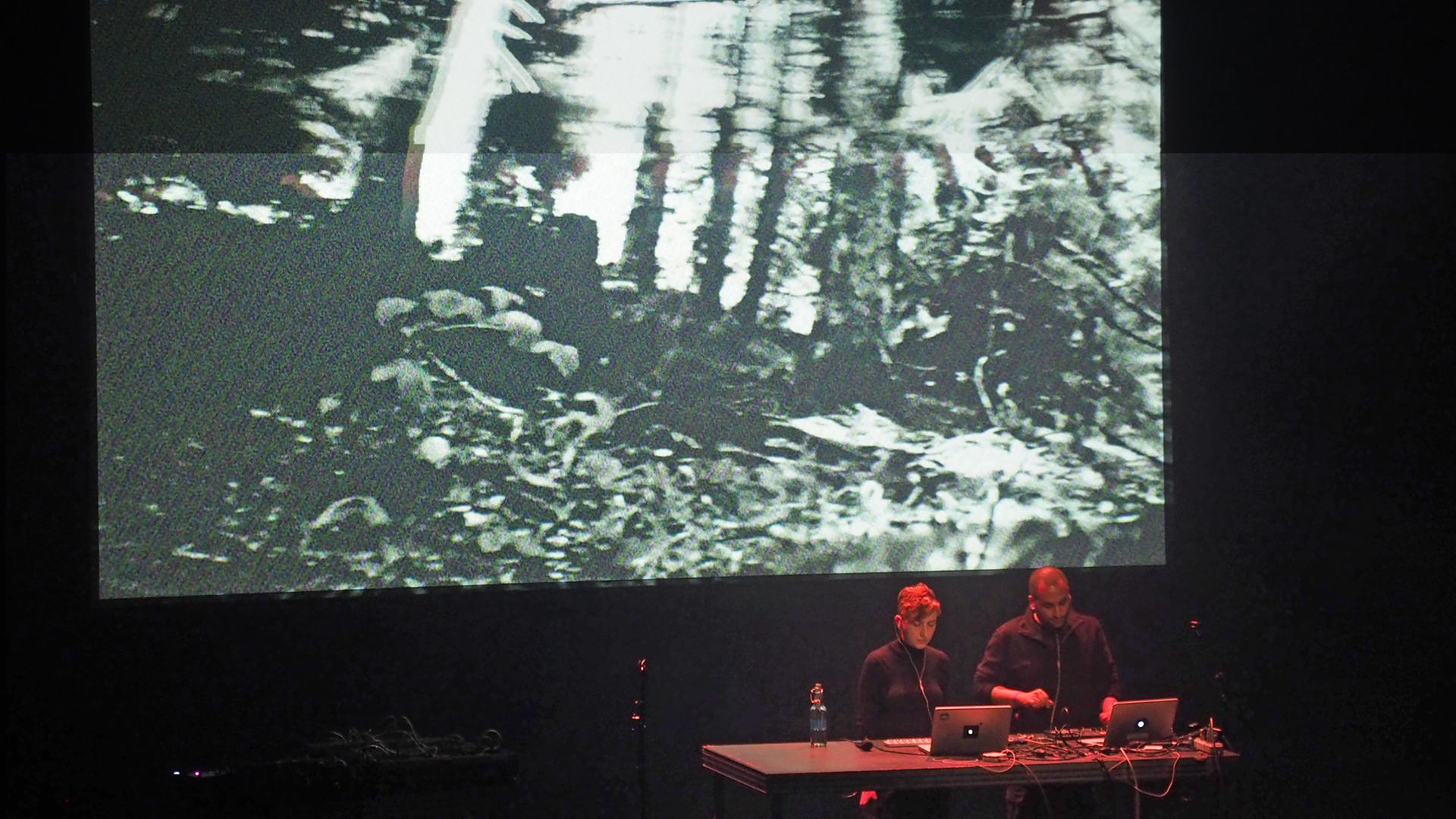 Das Duo NUM beim Konzert im Rahmen des CTM Festivals Berlin