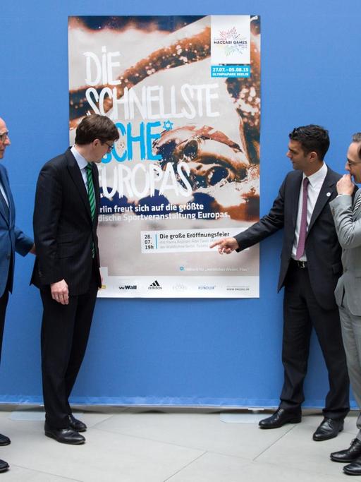 Klaus Böger (l-r), Präsident des Landessportbundes Berlin, Ole Schröder (CDU), Parlamentarischer Staatssekretär im Bundesinnenministerium, Alon Meyer, Präsident Makkabi Deutschland e. V., und Bundesjustizminister Heiko Maas (SPD) stellen am 14.07.2015 bei einer Pressekonferenz in Berlin die Plakatkampagne zu den European Maccabi Games 2015 vor.