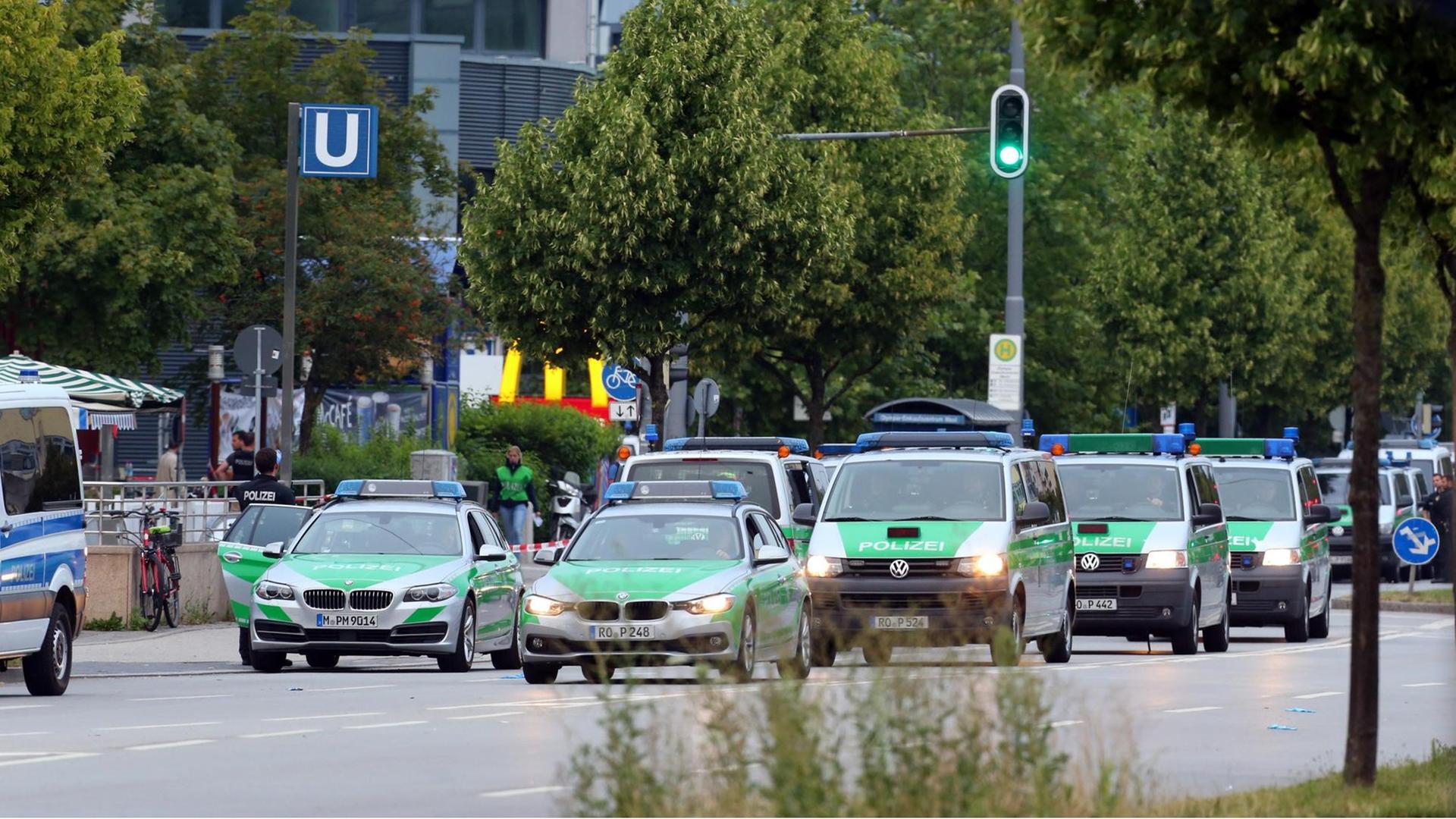 Die Polizei hat nach einer Schießerei am Vortag das Areal um das Olympia-Einkaufszentrum OEZ in München (Bayern) am 23.07.2016 weiträumig abgesperrt.