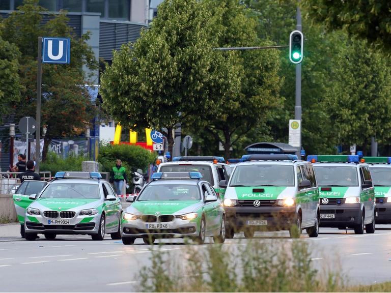 Die Polizei hat nach einer Schießerei am Vortag das Areal um das Olympia-Einkaufszentrum OEZ in München (Bayern) am 23.07.2016 weiträumig abgesperrt.