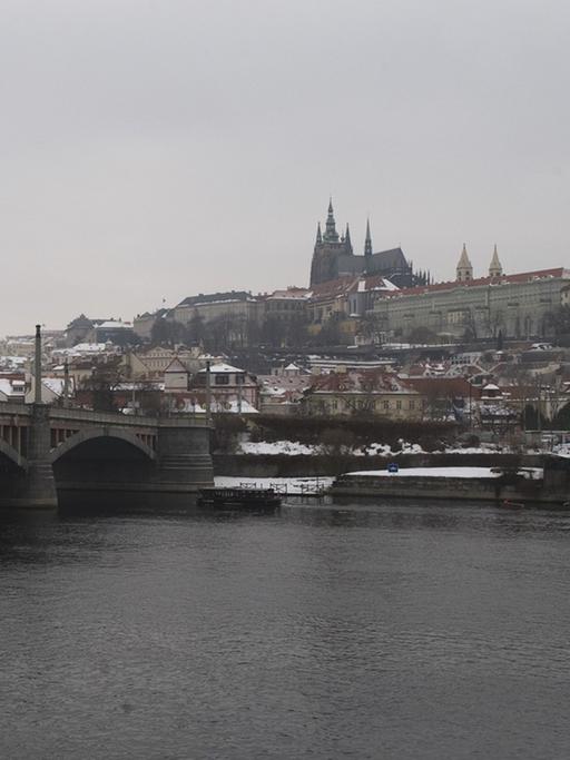 Prag mit Blick auf die Burg und die Mánes-Brücke im Februar 2010.