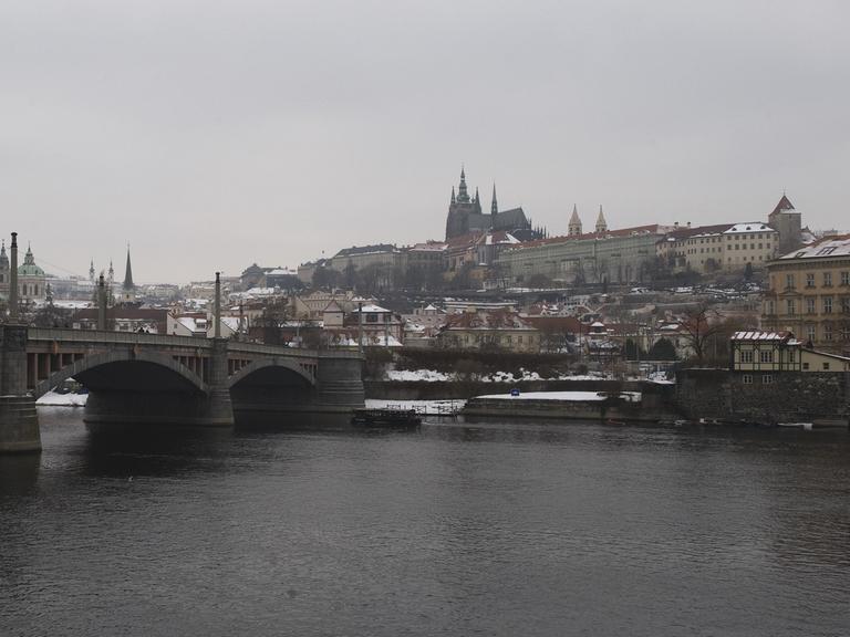 Prag mit Blick auf die Burg und die Mánes-Brücke im Februar 2010.