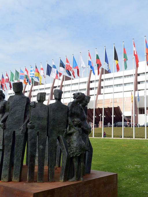 Eine Skulptur steht vor dem Gebäude der Parlamentarischen Versammlung des Europarates im französischen Straßburg.