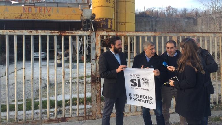 Die Aktivisten von "No Triv" zeigen dem Politiker der italienischen Grünen Alfonso Pecaro Scanio, wo bald Öl gefördert werden soll.
