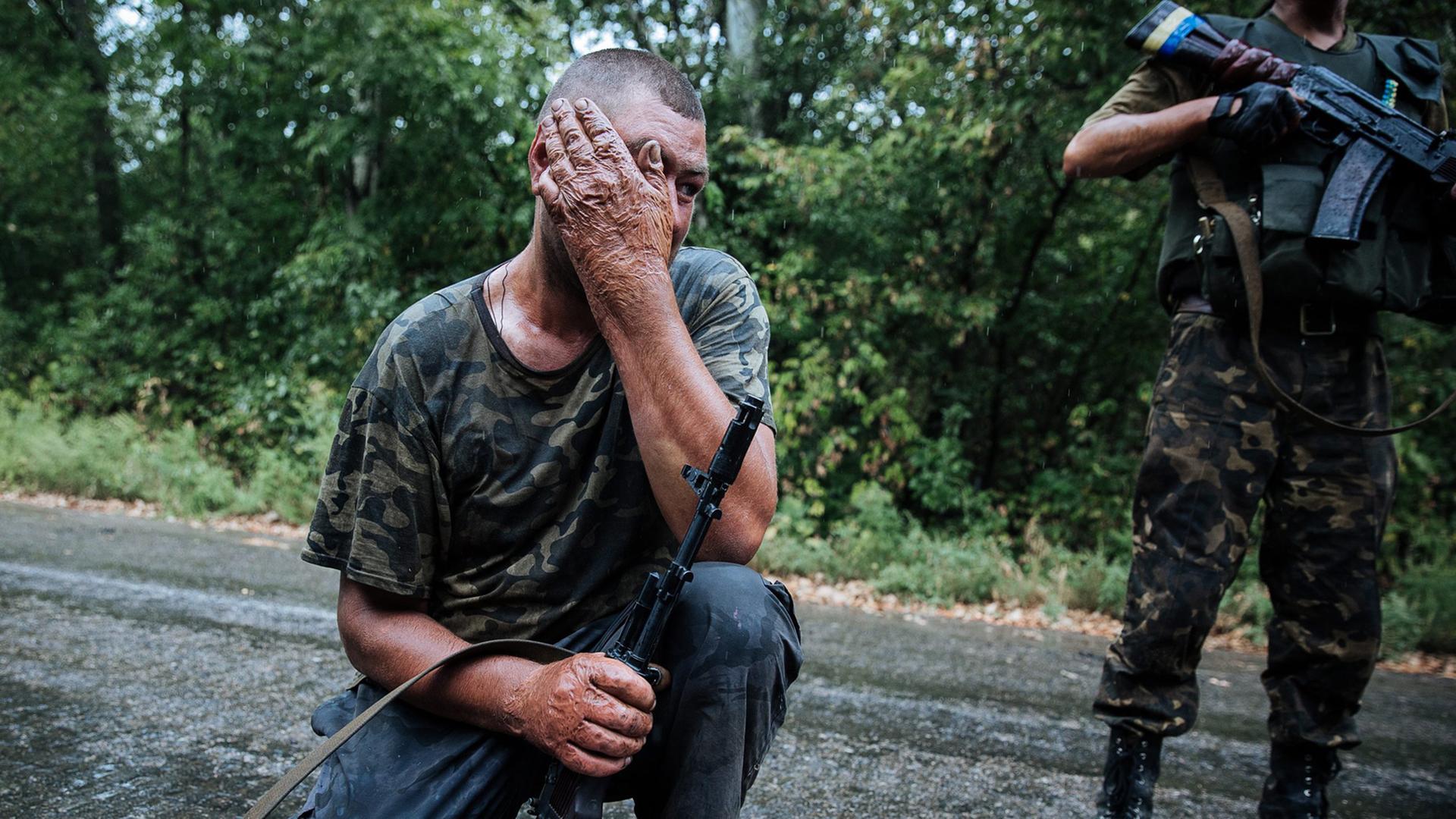 Ein ukrainischer Soldat ruht sich während einer Patrouille im Grenzgebiet aus.
