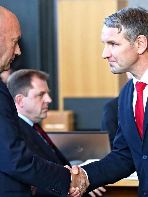 Björn Höcke (AfD) gratuliert dem neuen thüringischen Ministerpräsidenten Thomas Kemmerich (FDP).