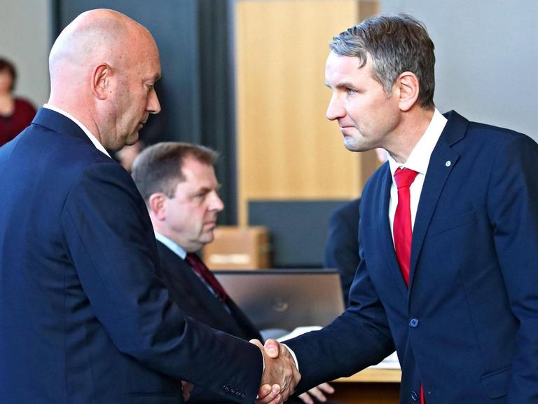 Björn Höcke (AfD) gratuliert dem neuen thüringischen Ministerpräsidenten Thomas Kemmerich (FDP).