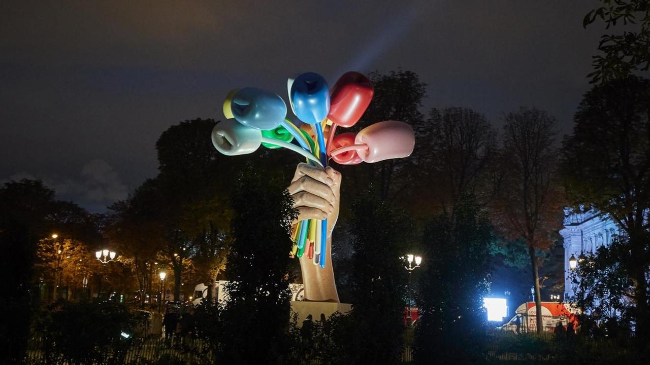 "Nuit Blanche" 2020 In Paris: Jeff Koons Skulptur erinnert an die Opfer des Bataclan Anschlags von 2015.
