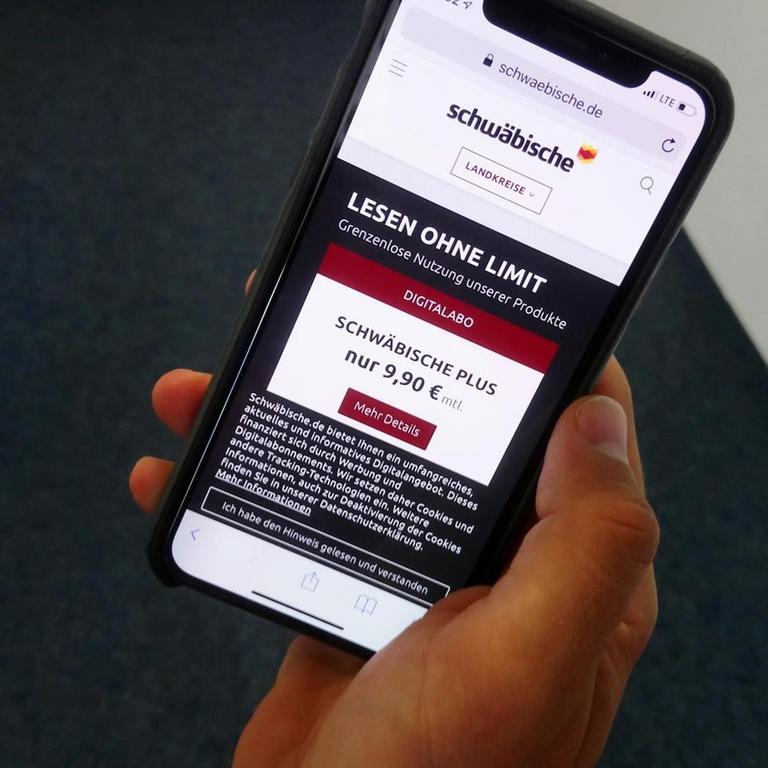 Eine Hand hält ein Smartphone, auf dessen Bildschirm das Plus-Abo der Schwäbischen Zeitung zu sehen ist.