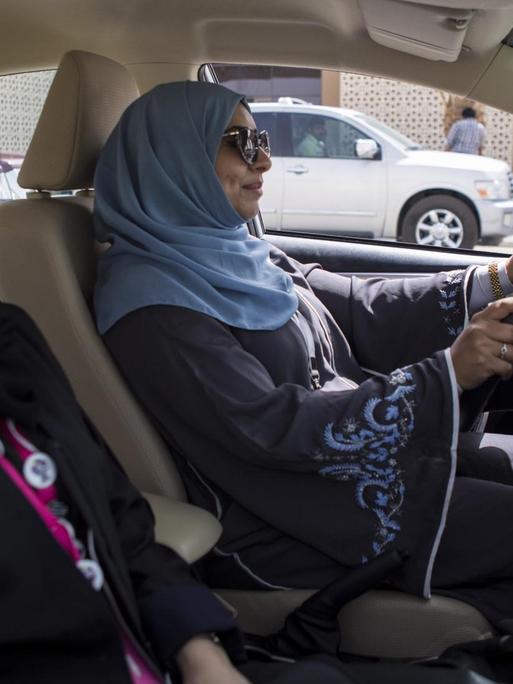 Eine saudische Frau fährt mit ihrem Auto in Riad. Erstmals in der Geschichte Saudi-Arabiens dürfen Frauen in dem islamisch-konservativen Königreich ans Steuer.