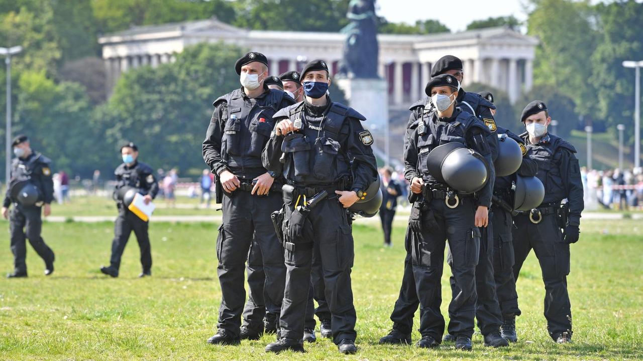 Demonstration gegen Corona Einschraenkungen auf der Theresienwiese in München mit massivem Polizeiaufgebot. 