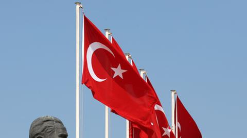 Türkische Fahnen wehen in Izmir über einem Atatürk-Denkmal