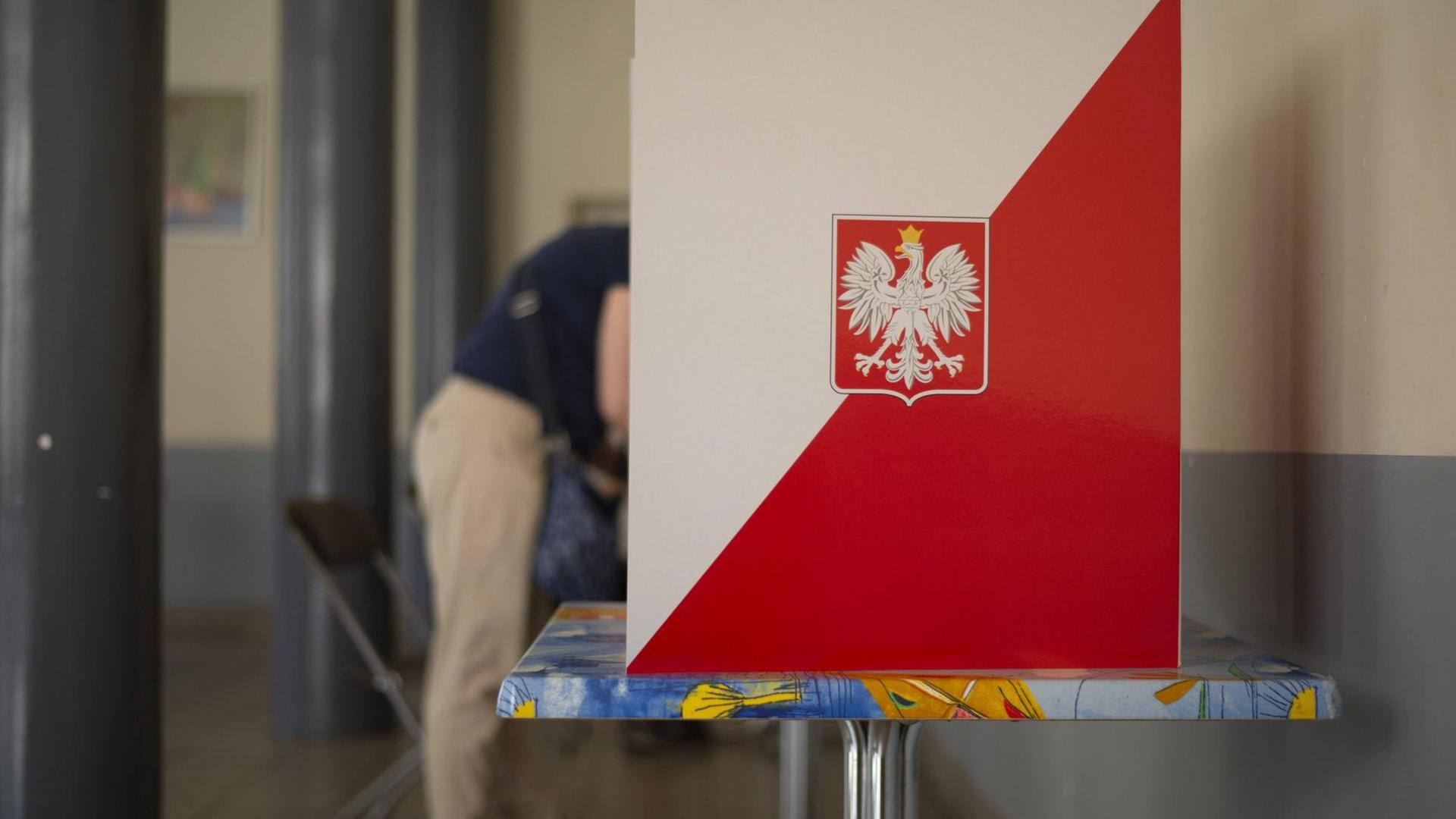 Wahlkabine bei der Präsidentschaftswahl in Polen am 28.06.2020 in Warschau