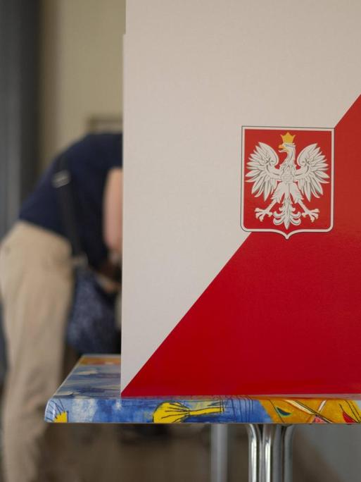 Wahlkabine bei der Präsidentschaftswahl in Polen am 28.06.2020 in Warschau