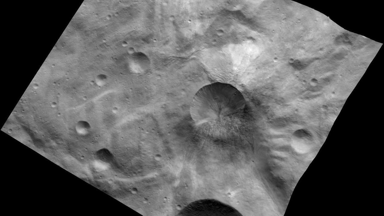 Der 16,7 km große Krater Antonia auf dem Kleinplaneten Vesta gilt als wahrscheinlicher Ursprungsort des Meteoritenfalls über der Türkei am 2.9.2015