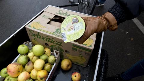 Die Initiative Foodsharing sammelt in vielen deutschen Städten Lebensmittel ein, die andere in die Mülltonne schmeißen, und verteilt sie weiter.