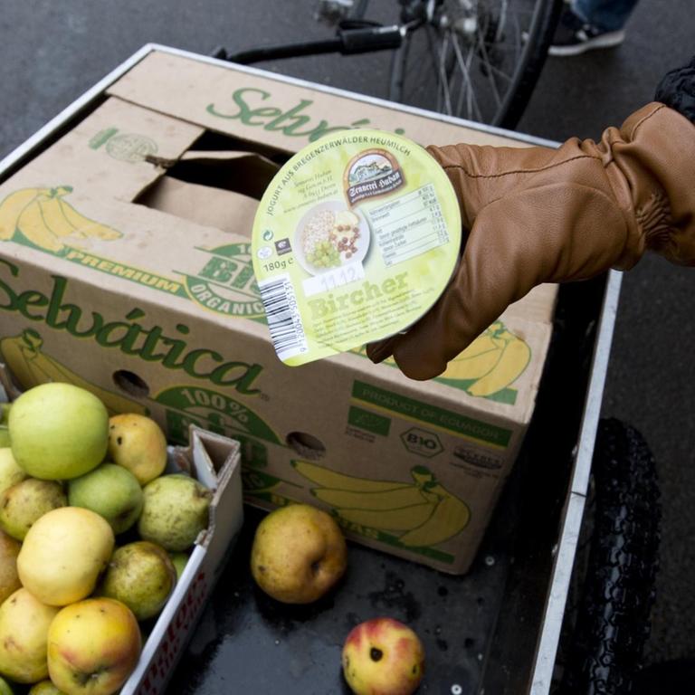 Die Initiative Foodsharing sammelt in vielen deutschen Städten Lebensmittel ein, die andere in die Mülltonne schmeißen, und verteilt sie weiter.