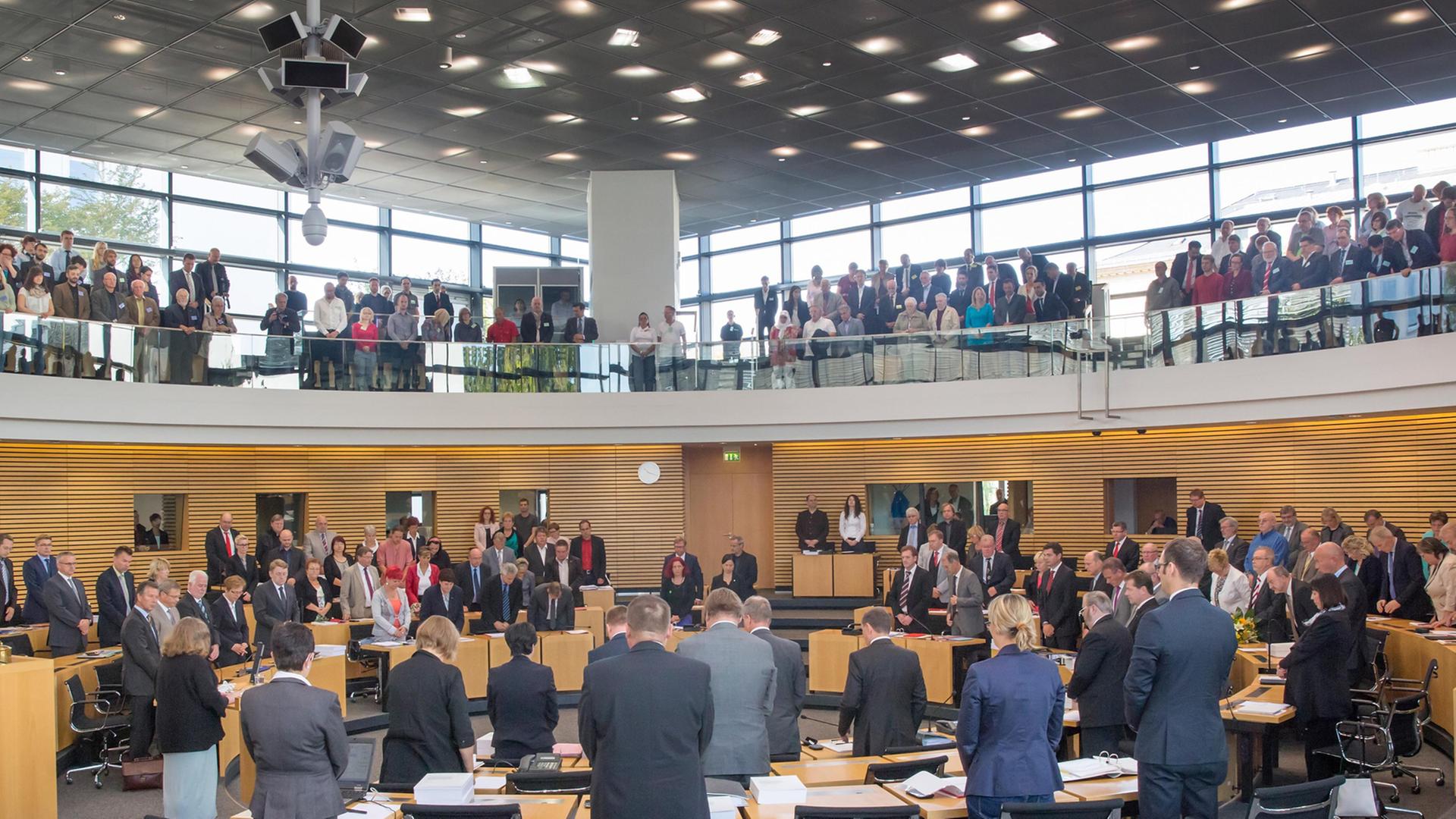 Im Beisein von Angehörigen der Opfer und Diplomaten ihrer Herkunftsländer Griechenland und Türkei gedenken Abgeordnete des Thüringer Landtages der Ermordeten der NSU und der bei den Anschlägen Verletzten.